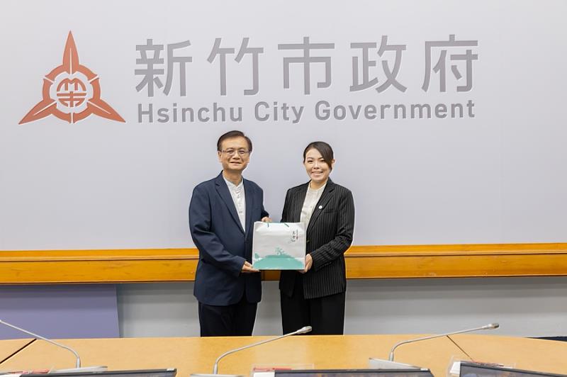 中華電信新竹營運處總經理戴國欽致贈禮品予市長高虹安