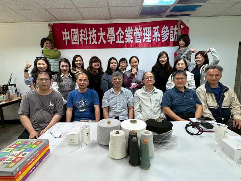 校外參訪群鹿企業(照片/校方提供)