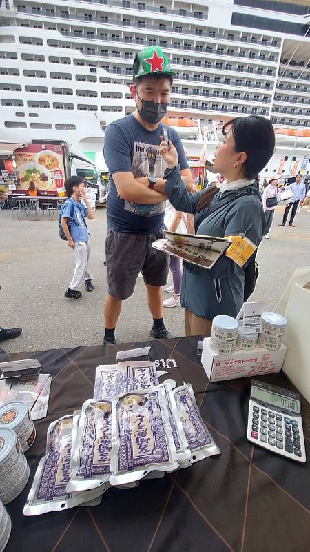 南華大學傳播系學生至日本海外實習，協助TMJ公司前往宮崎油津港進行郵輪旅日民眾市場調查。