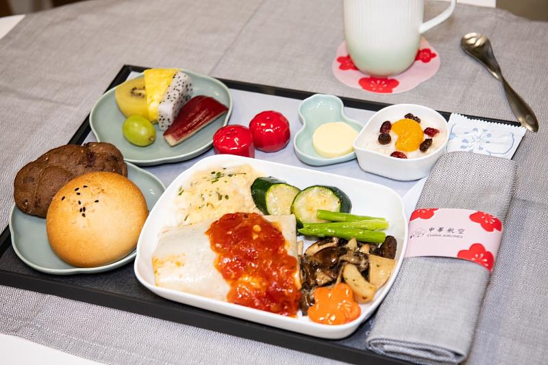 華航攜手「小小樹食」推出聯名蔬食餐點，提供多元豐富的機上餐飲，鼓勵旅客選擇蔬食響應低碳飛行。