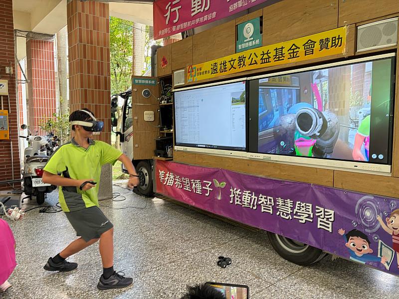 南庄國中學生們穿戴VR設備,透過虛擬實境,開啟沉浸式數位學習體驗。