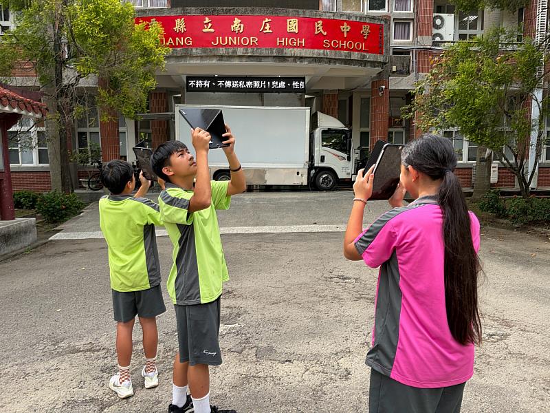 南庄國中學生們拿著平板拍攝影片,做為VR導覽影片製作素材,並從中融入「SEL社會情緒學習」。
