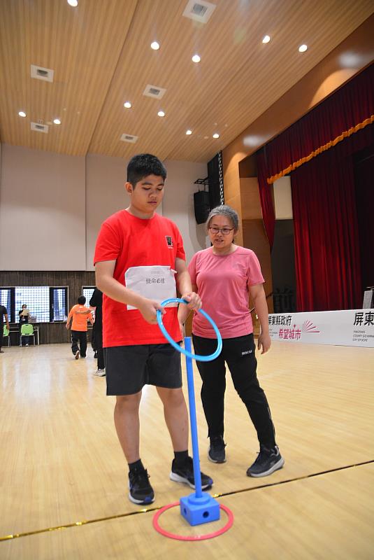 在工作人員的陪伴下，參賽選手「使命必達」完成競賽。