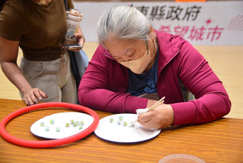 參賽選手專注地參與競賽，展現日常生活能力訓練的成果。