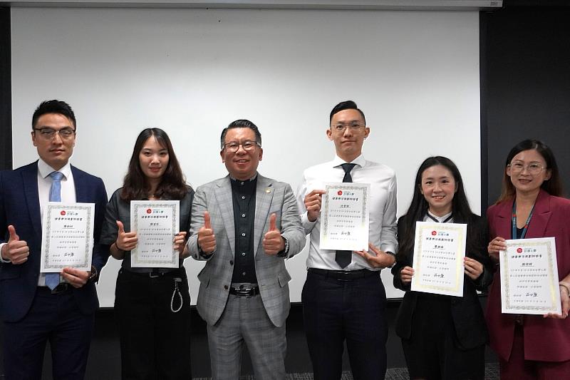 台灣人壽第二批百位「健康樂活規劃師」結訓,通路一處處長林彥成副總經理(左三)親自授證。/台灣人壽提供