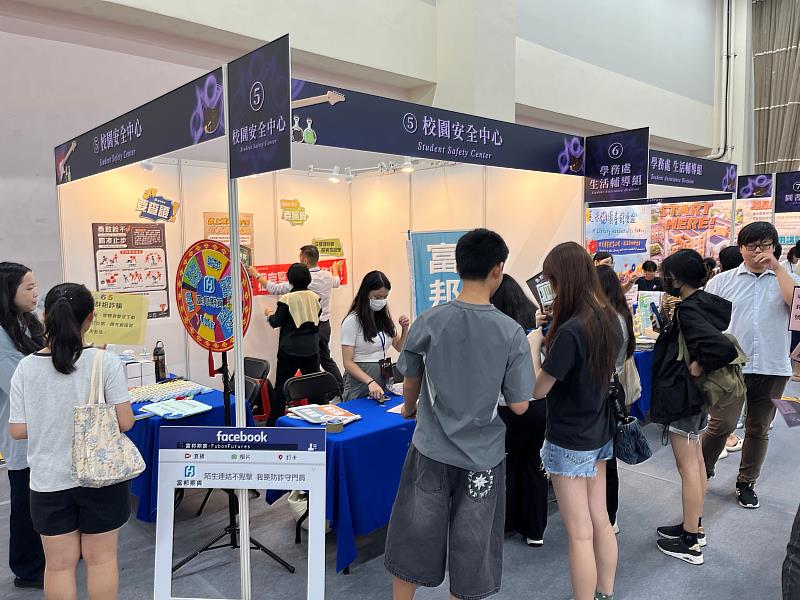 圖說：富邦期貨前進國立臺灣大學新生迎新活動及音樂祭，透過趣味互動遊戲與防詐宣導，協助青年學子認識常見詐騙手法，深化識詐與防詐意識。