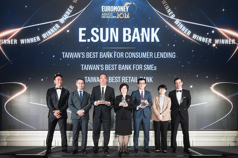 玉山銀行榮獲《Euromoney》「臺灣最佳零售銀行」、「臺灣最佳中小企業銀行」及「臺灣最佳消費者貸款」三項肯定，由個金總處執行長許美麗率隊領獎(中)。