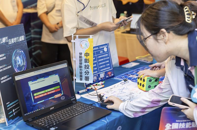 .民眾透過AI互動探索,了解適合自己的職業訓練方向(歷史照片)