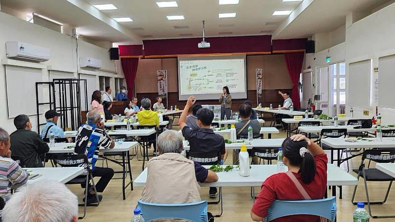 羅分署長與民眾就保育業務及獎勵造林措施與民眾討論情形。