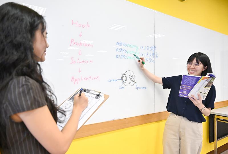 康橋國際學校推動實習教師輔導計畫，由資深師傅教師帶領實習教師進行教學實務與教育現場交流，透過系統化培訓，協助實習教師累積教學與班級經營經驗，培育未來教育人才。