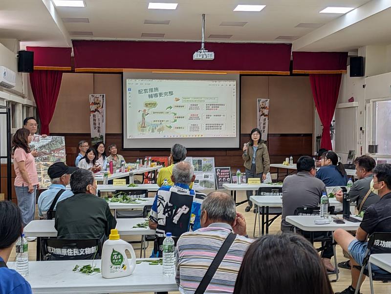 羅分署長與林農討論獎勵造林外來種移除等議題。