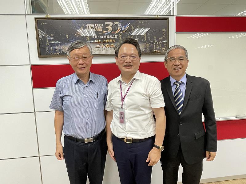 2026年適逢振躍精密創立30週年，從高階辦公家具滑軌出發，逐步跨足汽車零組件及AI伺服器領域。左起：曾鴻鍊執行董事、陳萬來董事長與唐彥博校長。