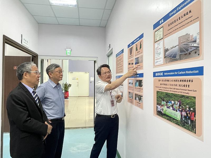 陳萬來董事長（右）介紹屋頂太陽能、植樹減碳及各項節能設施，實踐無碳願景。
