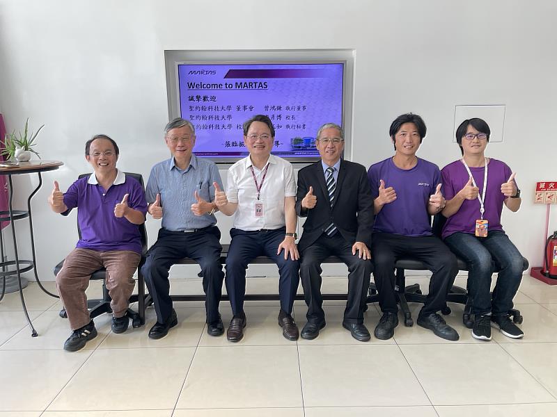 聖約翰科技大學曾鴻鍊執行董事（左二）、唐彥博校長（右三）前往振躍精密拜會陳萬來董事長（左三）並與團隊合影留念。