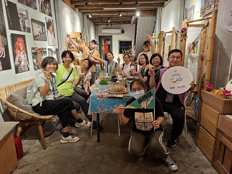 透過大聯盟串聯,旅客不再只是走馬看花,而能在店裡坐下來了解客家文化及更深層的地方交流。如圖為參與者一起在富富小山岡作仙草茶席體驗。