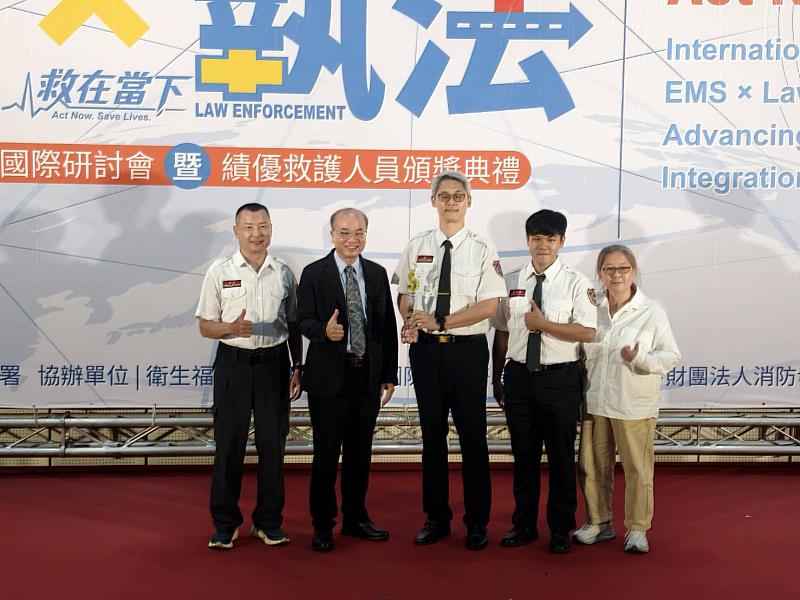 圖說1.消防署副署長馮俊益(左2)與竹市消防局副局長陳家慶(左3)所率領團隊合影留念。