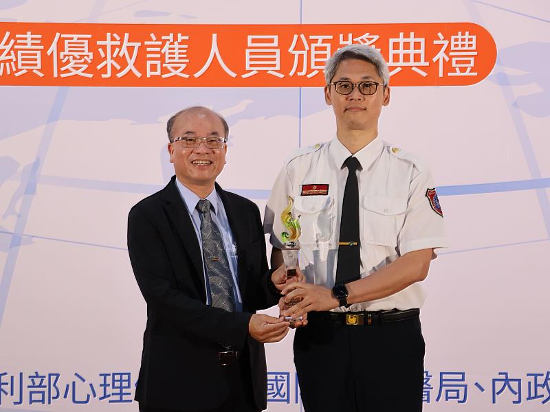圖說2.竹市消防局副局長陳家慶(右)代表獲頒114年團體組丙組銀質獎項。
