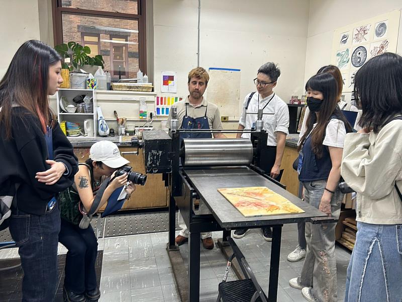 參訪團在哥倫比亞大學教育學院的版畫工坊聽專責博士生介紹