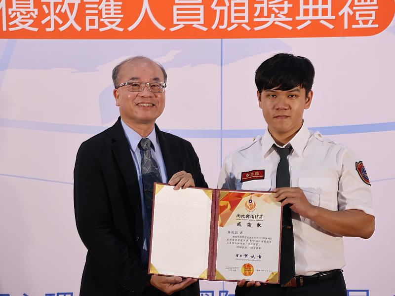 圖說3.竹市消防局中山分隊楊竣凱(右)獲頒114年急救精靈個人獎。
