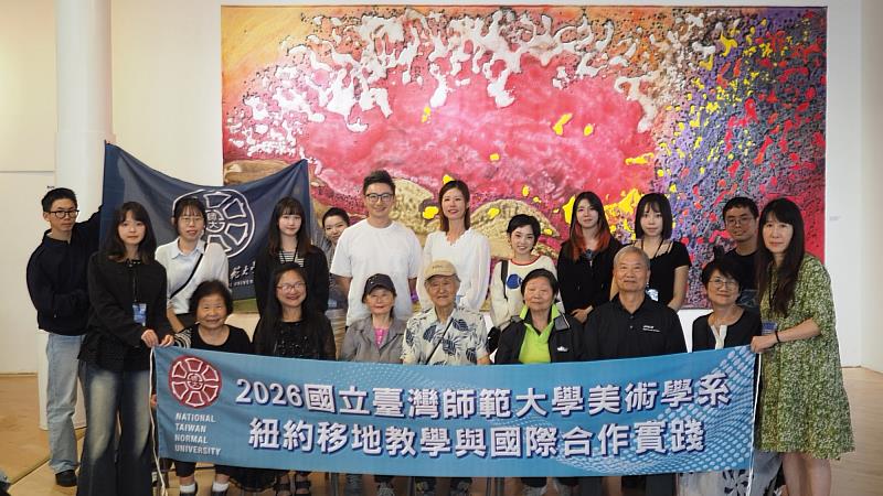 參訪團與藝術家曾富美合影於同名美術館內