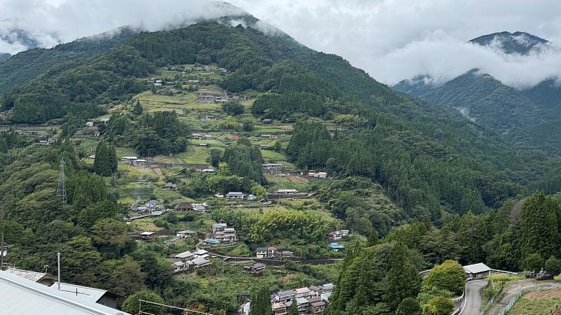 三好地質公園呈現的是大地如何塑造地形，而地形又如何影響人們在這片土地上的生活。此次特別前往這個最新出爐的地質公園考察，從祖谷溪谷深入山區，再沿著吉野川前往大步危與美濃田之淵，最後回到祖谷蔓橋，串起三好地區代表性的自然與人文景觀。