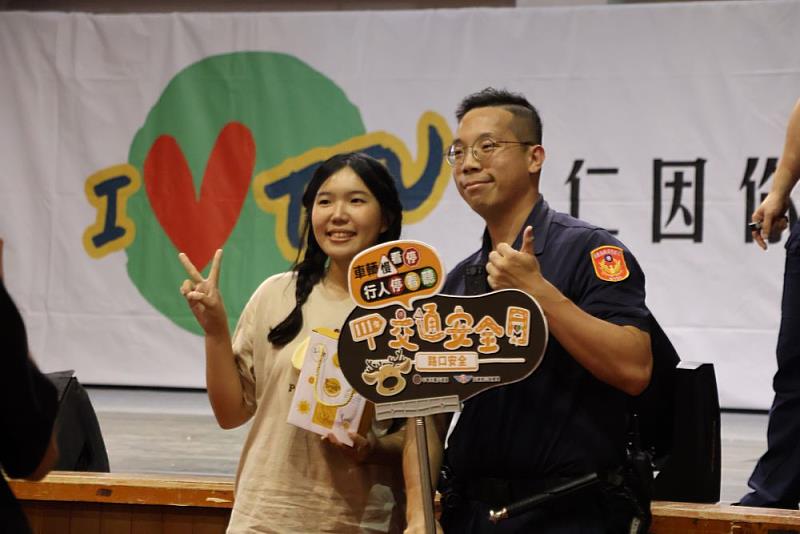 里港分局辦理交通安全宣導活動,透過實務案例分享,提升新生交通安全認知與防護意識。