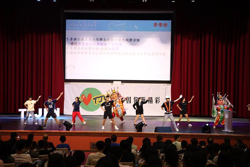 社團與系學會透過活力十足的開場表演，展現學生自治與社團發展成果。