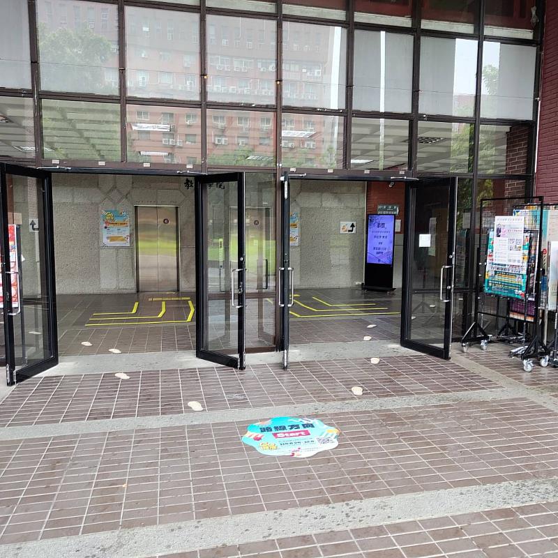 和平校區II教育大樓 1 樓入口處設置活動路線方向地貼與腳印指引，引導師生共同參與健走活動。
