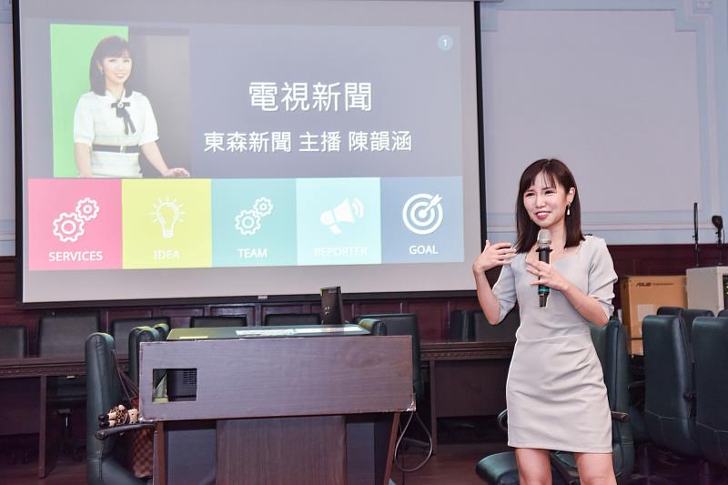 東森新聞主播、教育學系101級校友陳韻涵受師大新聞邀請返校演講,分享從校園記者走入新聞產業的職涯歷程。