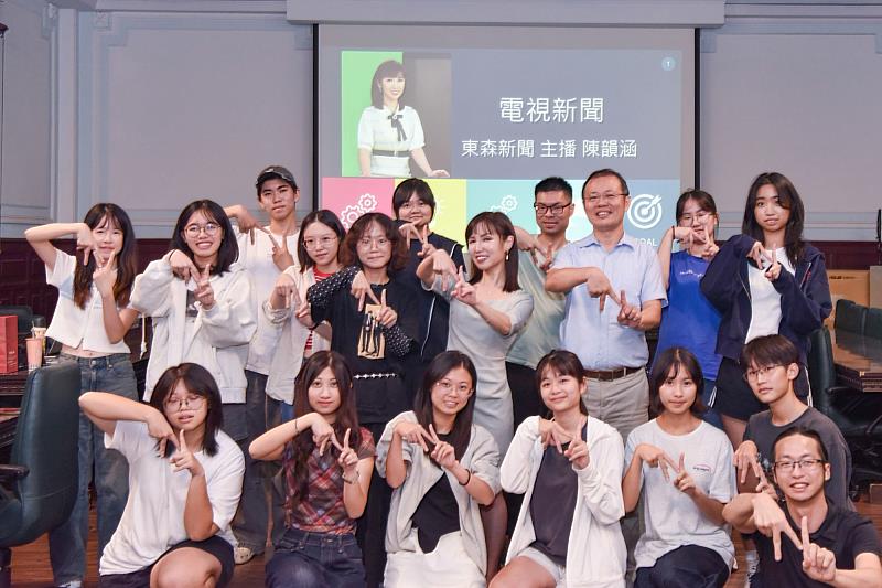 演講結束合影留念。
