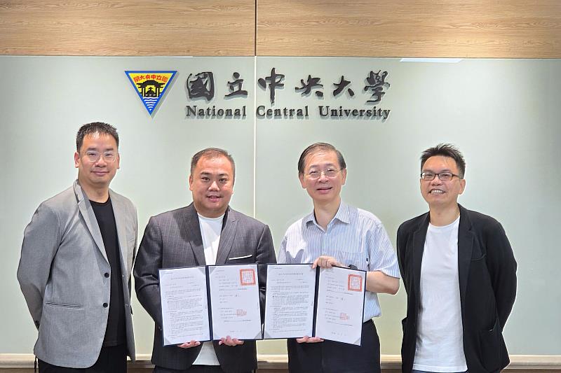 與會者合影,左至右:橙新智能鍾睿弘總經理 、蔡明儒董事長;中央大學綦振瀛副校長、永續與綠能科技研究學院陳正一副院長。
