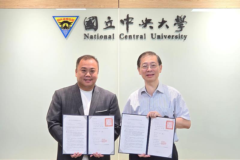 中央大學與與橙新智能系統(股)公司合作,副校長綦振瀛(右)和蔡明儒董事長(左)展示授權和約書。