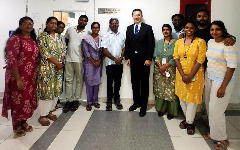 參觀IIT Madras推廣與數位教育中心(CODE) Dr. Vignesh Muthuvijayan副主任的實驗室，了解智慧水膠、傷口敷料及組織再生等研究成果。