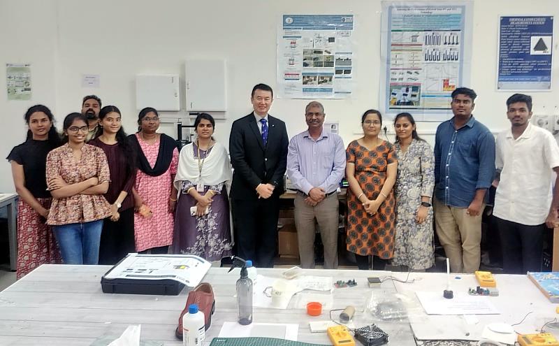 龍主任(右6)拜訪IIITDM Kancheepuram，與機械工程學系(Department of Mechanical Engineering)教授暨設計、創新、育成與推廣教育學院(Design, Innovation, Incubation & Continuing Education)院長Prof. Jayabal K (右5)，交流工程設計與醫療商品合作。