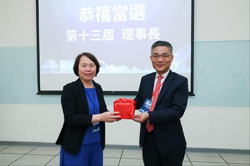 成功大學沈孟儒校長(右)續任理事長,從南科管理局鄭秀絨局長手中接下第十三屆交接印信