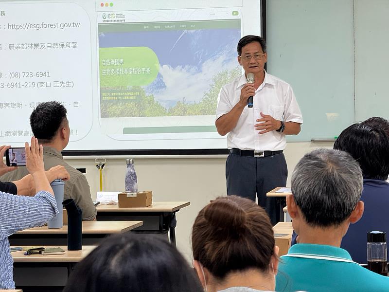 林業保育署屏東分署李政賢分署長與同仁在8月高雄場說明會與企業代表互動提供諮詢情形