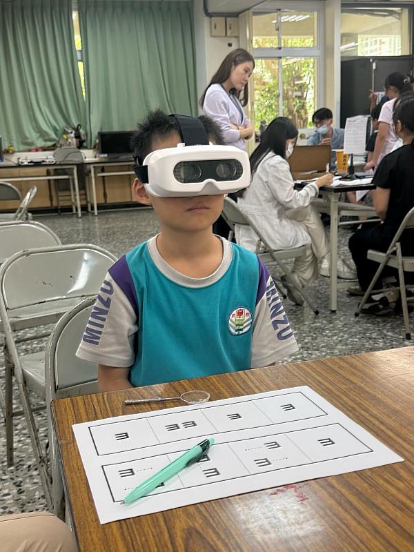 針對有需要的學童進行旋轉稜鏡視覺訓練,協助提升雙眼協調及視覺融像能力
