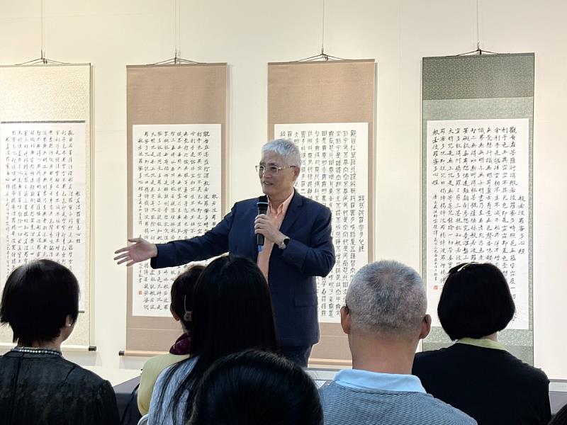 南華大學舉辦「百體心經－壺也書法創作展」，高俊雄校長致詞。