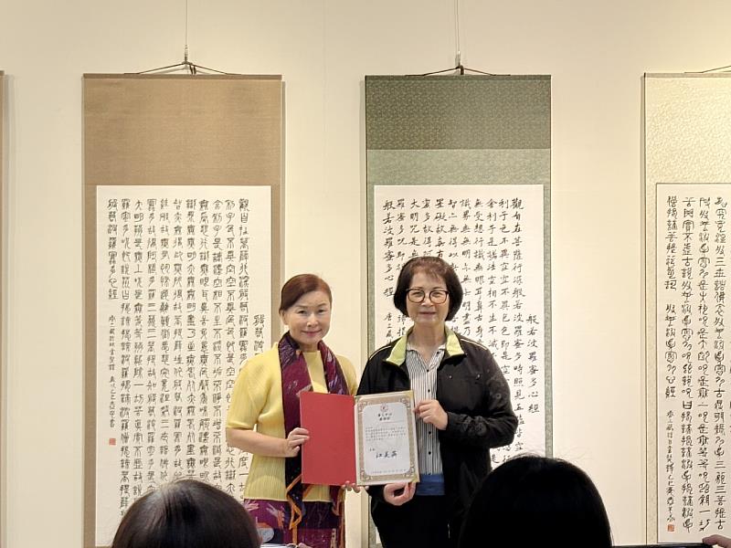南華大學舉辦「百體心經－壺也書法創作展」，賴淑玲副校長(左)致贈感謝狀予廖家誼藝術家(右)。
