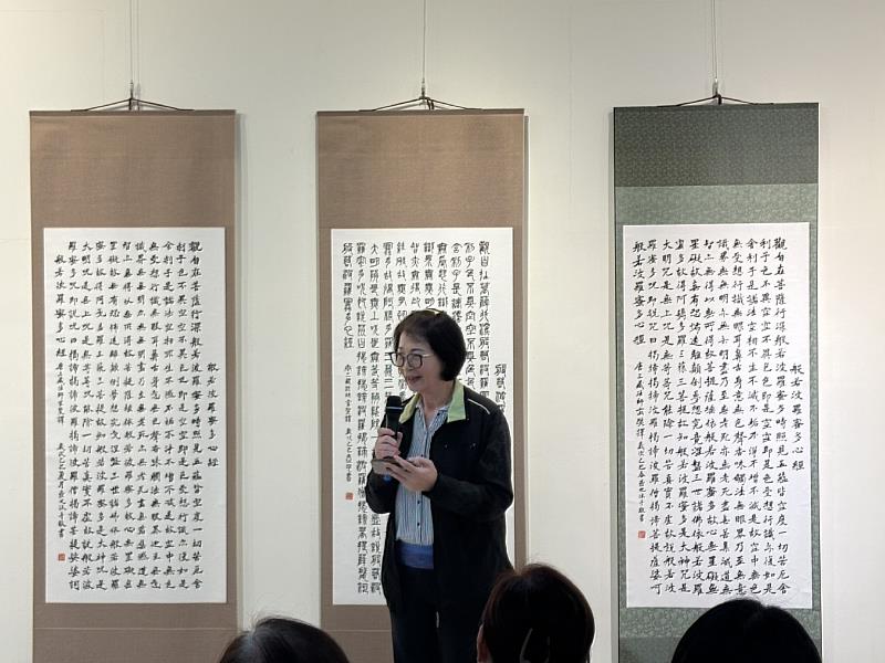 南華大學舉辦「百體心經－壺也書法創作展」，廖家誼藝術家致詞，分享書法藝術的深厚底蘊與創作心得。