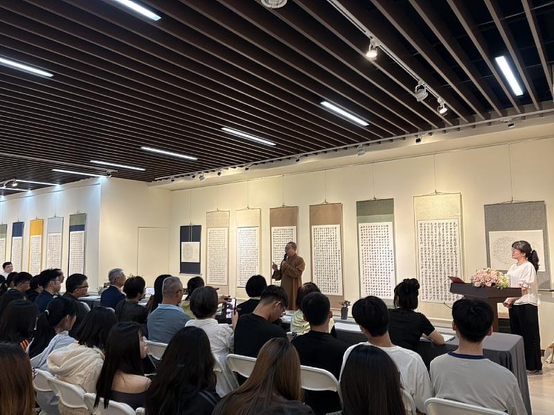 南華大學舉辦「百體心經－壺也書法創作展」，佛光山副住持暨南華大學星雲學研究中心主任慧開法師開示，帶領觀眾體會書法與心經交融的禪意智慧。