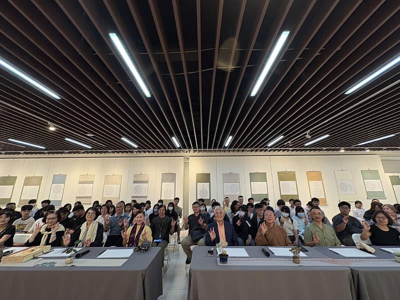 南華大學舉辦「百體心經－壺也書法創作展」開幕式，現場嘉賓與參與師生於合影，共同見證墨藝之美。