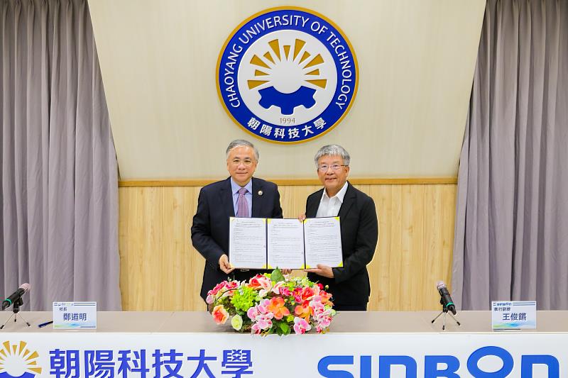 朝陽科大校長鄭道明(左)與信邦電子執行副總王俊鏘(右)代表簽署MOU,共創國際育才新里程碑。