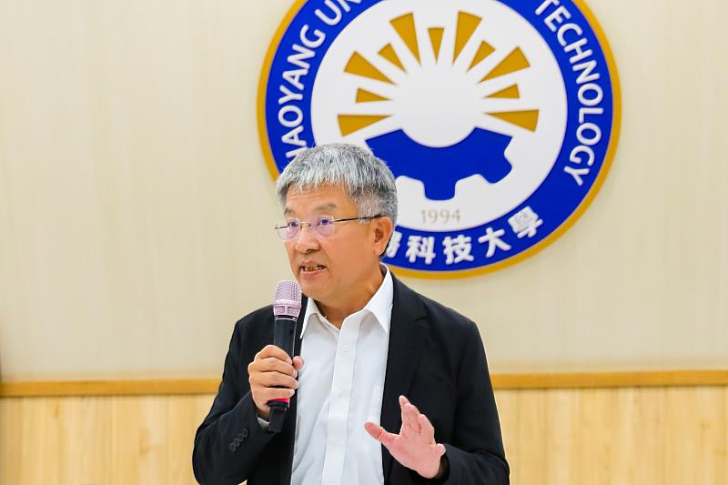 信邦電子執行副總王俊鏘簽約儀式致詞,特別肯定朝陽科大在AI、智慧製造及跨域應用人才培育領域的亮眼表現。