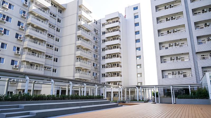 長庚大學提供就學住宿保證，學生住宿整體滿意度達87.67%。圖為長庚大學第一學舍戶外公共空間。