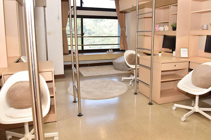 長庚大學調查學生住宿滿意度發現，同學最在意室友作息與生活習慣是否契合。圖為長庚大學新生入住的4人一寢「明德樓」套房空間。