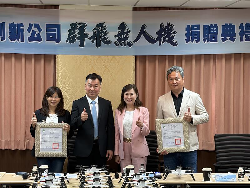 李天祥校長(左2)代表頒發聘書予黃麗如董事長(左1)及李志清執行長(右1)，聘任兩人為兼任專技教授與副教授，林宜瑾立法委員(右2)見證