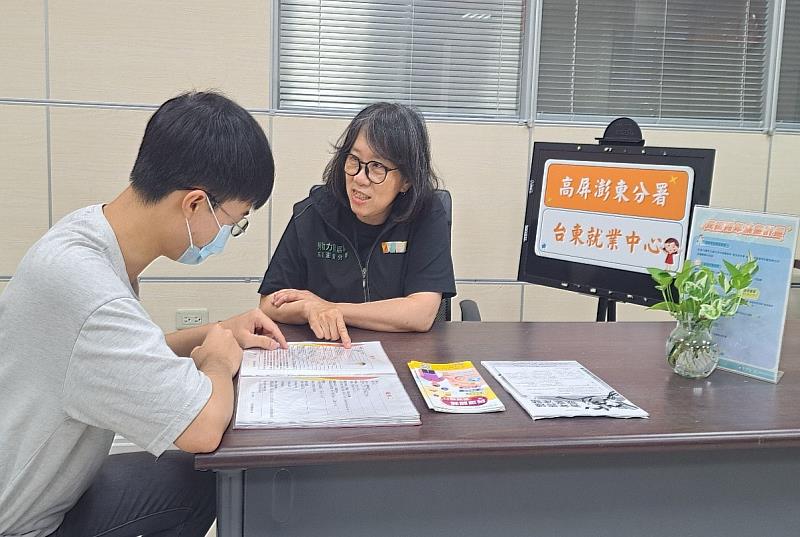 照片01.勞動部台東就業中心利用「支援青年就業計畫」，協助青年阿顥(化名)提升求職能力與職場適應力，最後順利錄取餐飲服務工作，勇敢邁向職涯新起點。(示意圖，非本人)。m.jpg