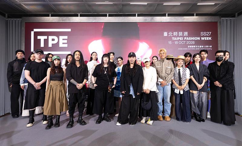 品牌秀設計師與model、特別嘉賓雷嘉汭合影,INMORIES 設計師MuSH(左起)、Claudia Wang 設計師王子欣、INFDARK設計師郭瑋、GIOIA PAN 設計師潘怡良、JUST IN XX 創辦人暨設計總監周裕穎 、CH-5。