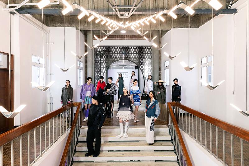 13位model 身著AISH、CHARINYEH、Claudia Wang、Daniel Wong、GIOIA PAN、INFDARK、INMORIES、JENN LEE、JUST IN XX、oqLiq、Story Wear、WEITZUYUAN及Yentity 的服裝於空總國家文化基地亮相,預告臺北時裝週SS27時尚盛會即將登場。